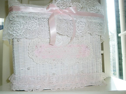 ホワイトラタン つまみフタつき大型ボックス ピンクと白のデコレーションケーキ